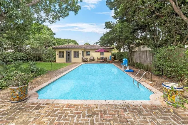 a view of a house with backyard and sitting area