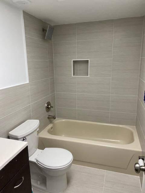 5130 Las Verdes Circle, Unit 214 Delray Beach, FL 33484 - Photo 15 of 22 bath1
