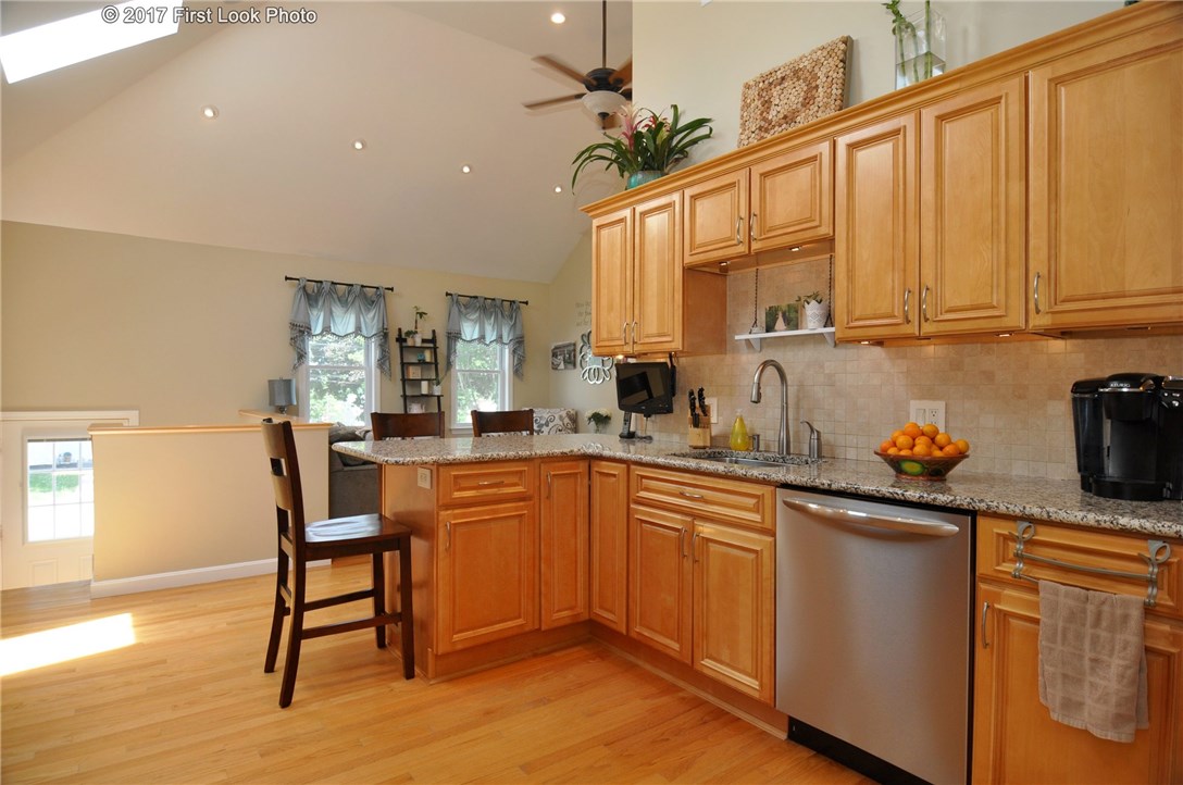 205 Curry Road Cranston, RI 02920 - Photo 9 of 36