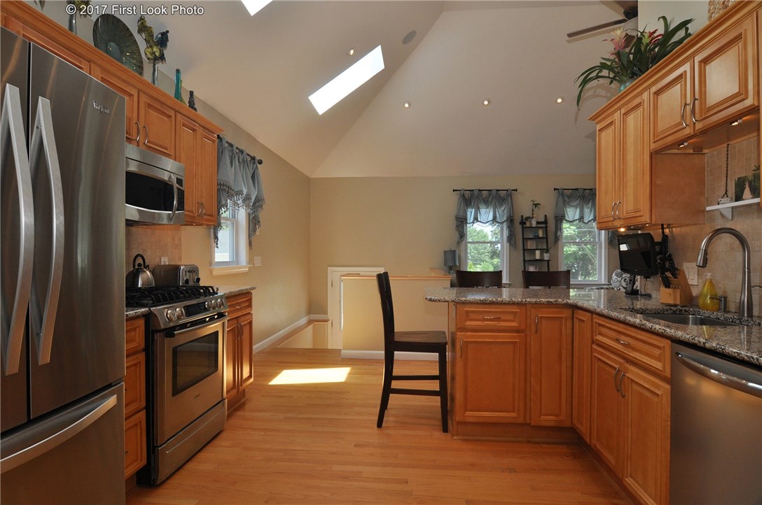 205 Curry Road Cranston, RI 02920 - Photo 10 of 36