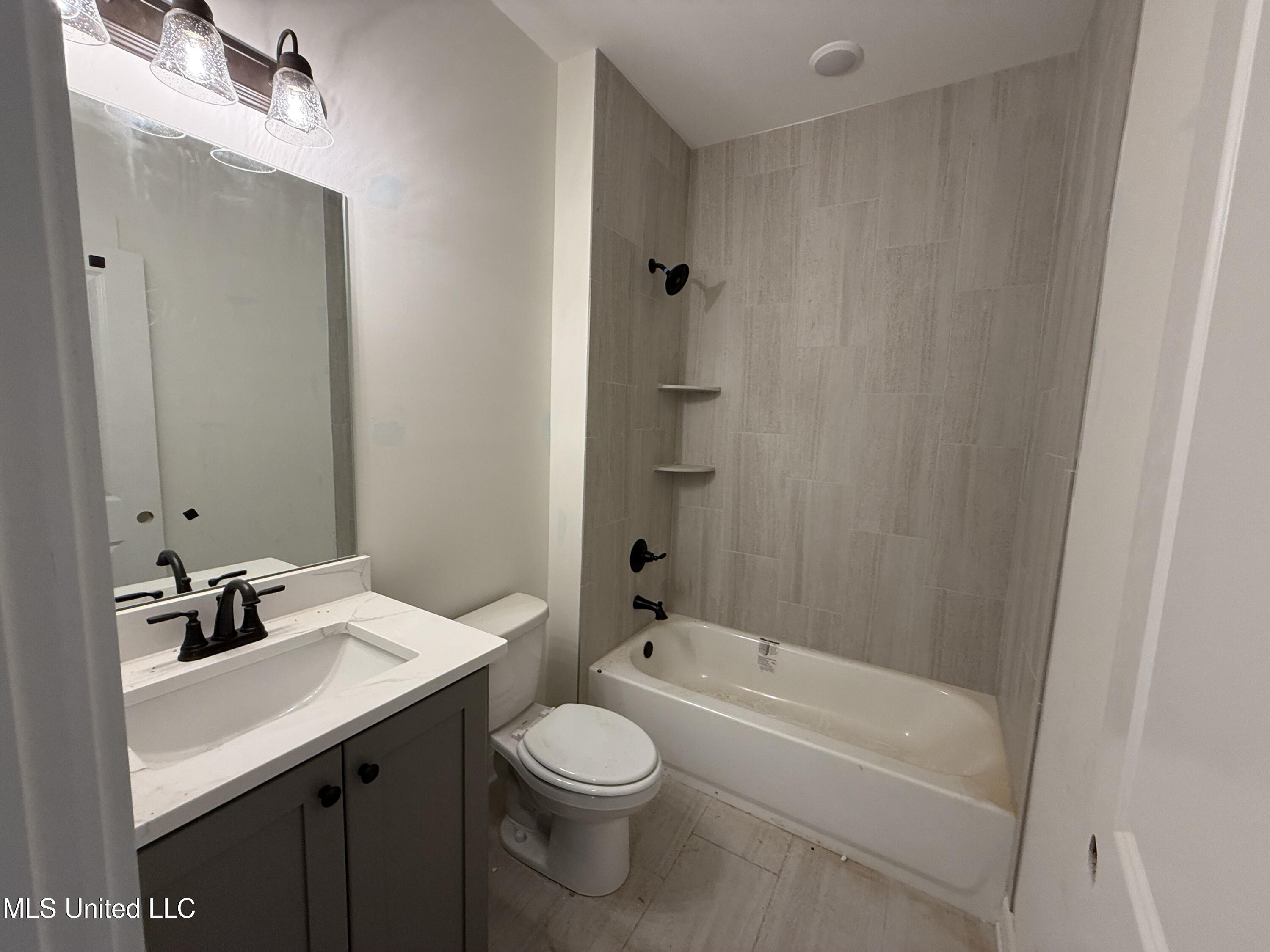 767 Coahoma Court Nesbit, MS 38651 - Photo 23 of 37 Guest bath