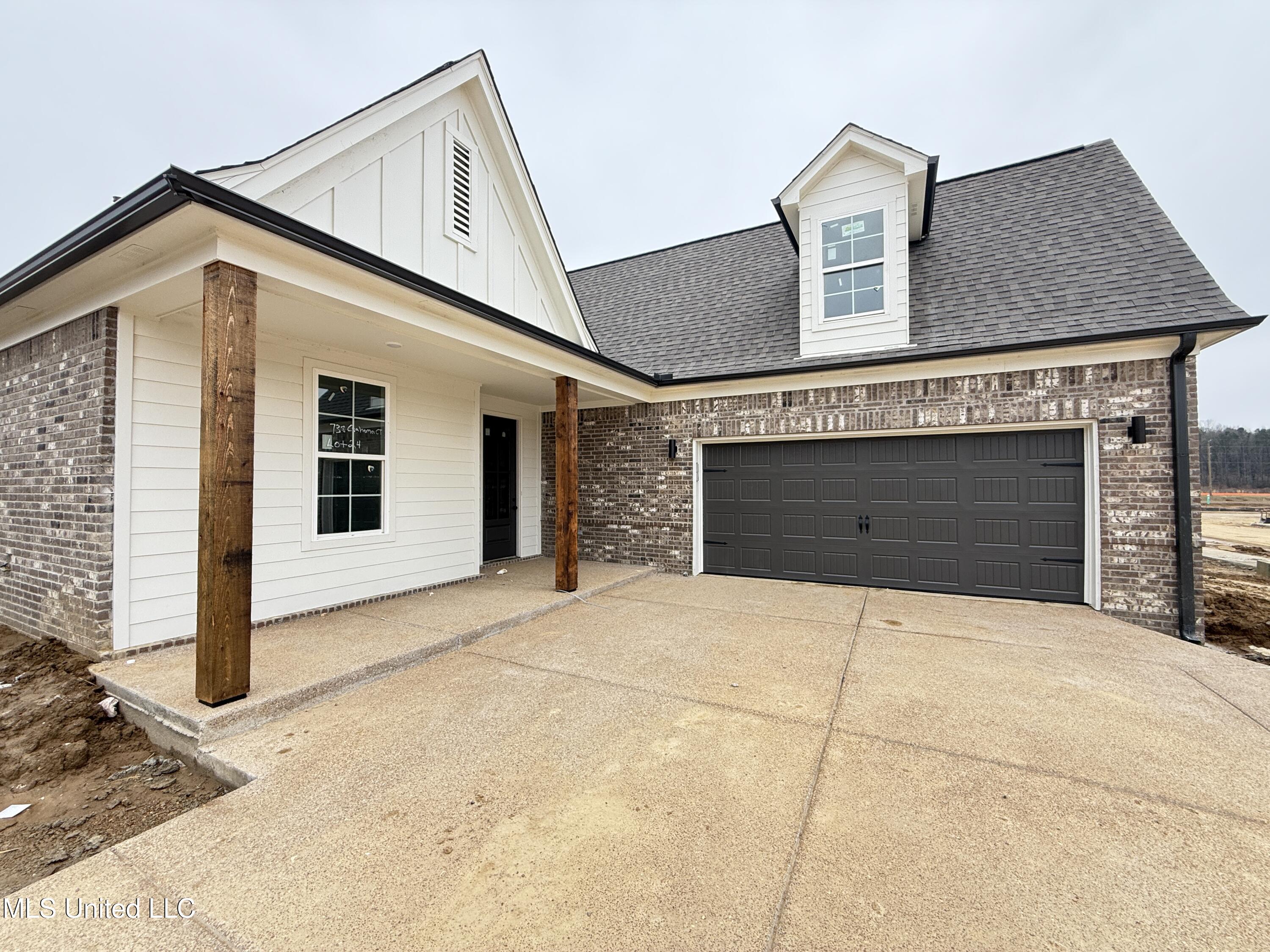 767 Coahoma Court Nesbit, MS 38651 - Photo 4 of 37 Front porch