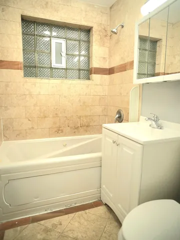 $179,000 | 1937 West Pratt Boulevard, Unit 2N, Chicago, IL 60626