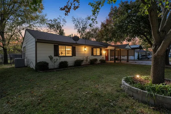 a view of a house with a yard