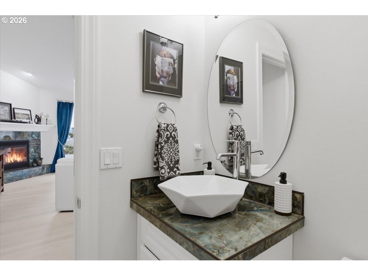 2469 Dalke Ridge Drive Northwest Salem, OR 97304 - Photo 17 of 42 a bathroom with a sink and a mirror