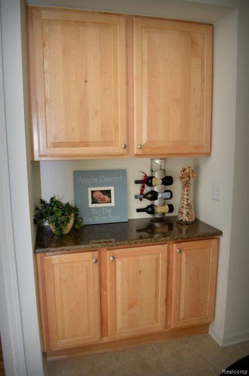 1434 Callaway Court Howell, MI 48843 - Photo 24 of 25 Serving Bar.jpg