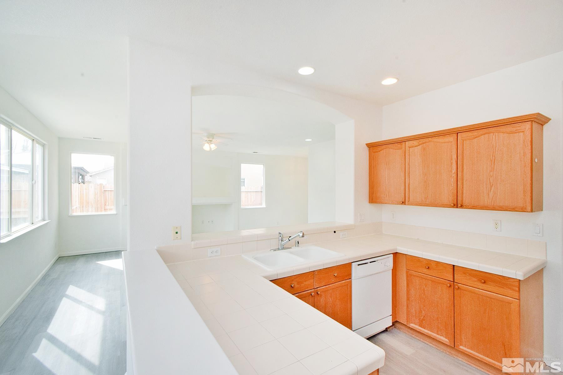 1650 Canyonlands Way Reno, NV 89521 - Photo 7 of 25 a bathroom with a sink a tub and a mirror