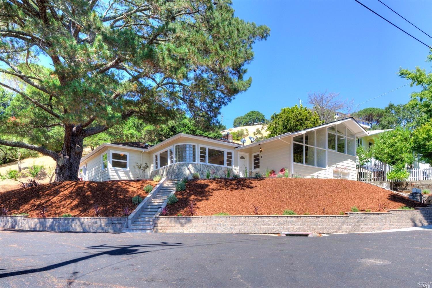 1 Traxler Road San Anselmo, CA 94960 - Photo 1 of 1 Don't miss this rare opportunity for an incredible family home in a wonderful neighborhood close to schools, shopping, and the towns of San Anselmo and Fairfax.