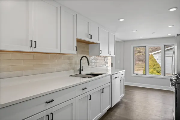$649,900 | 132 Fontana Avenue, Fontana, WI 53125