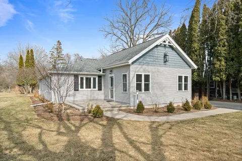 $649,900 | 132 Fontana Avenue, Fontana, WI 53125