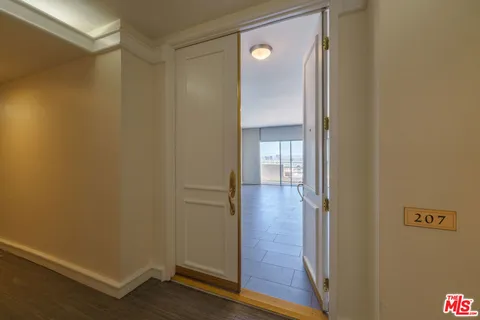 $740,000 | 1131 Alta Loma Road, Unit 207, West Hollywood, CA 90069