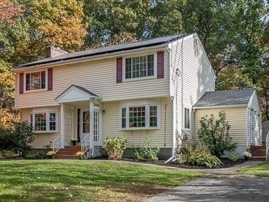 a view of a house with a yard