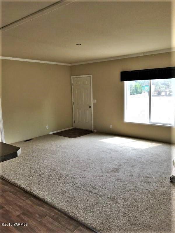 771 Outlook Road Outlook, WA 98938 - Photo 2 of 7 an empty room with a window