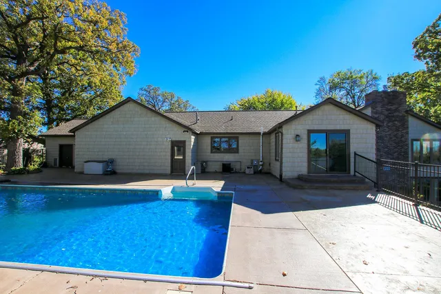 $799,000 | 660 Lakewood Dr S West, Hutchinson, MN 55350