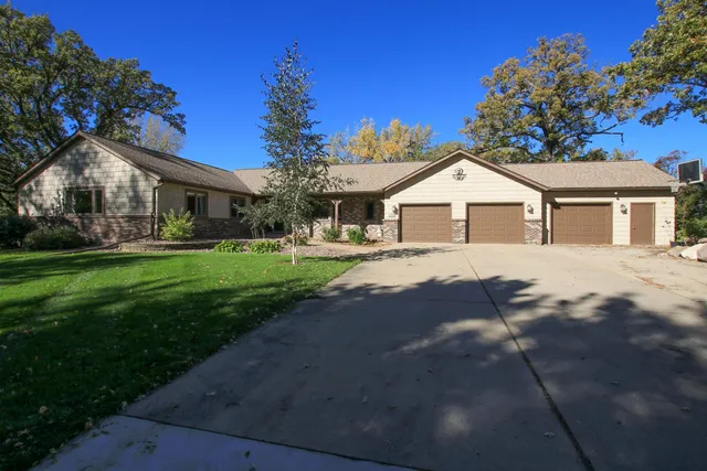 $799,000 | 660 Lakewood Dr S West, Hutchinson, MN 55350