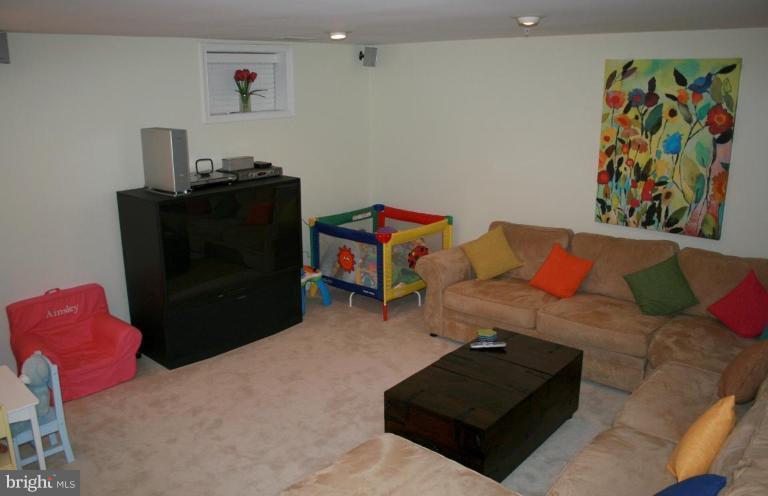 406 Little Quarry Road Gaithersburg, MD 20878 - Photo 18 of 30 Family Room