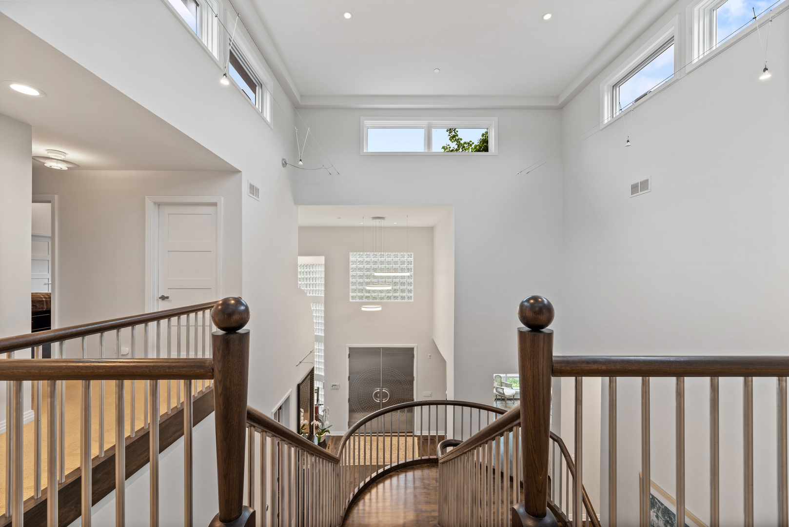 780 Bob-O-Link Road Highland Park, IL 60035 - Photo 21 of 50 a view of a hallway with windows