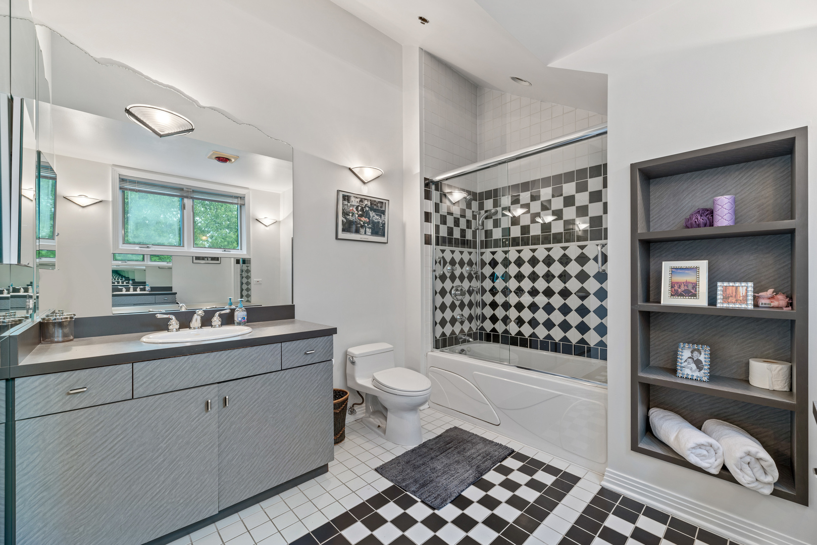 780 Bob-O-Link Road Highland Park, IL 60035 - Photo 23 of 50 a bathroom with a sink a toilet and shower