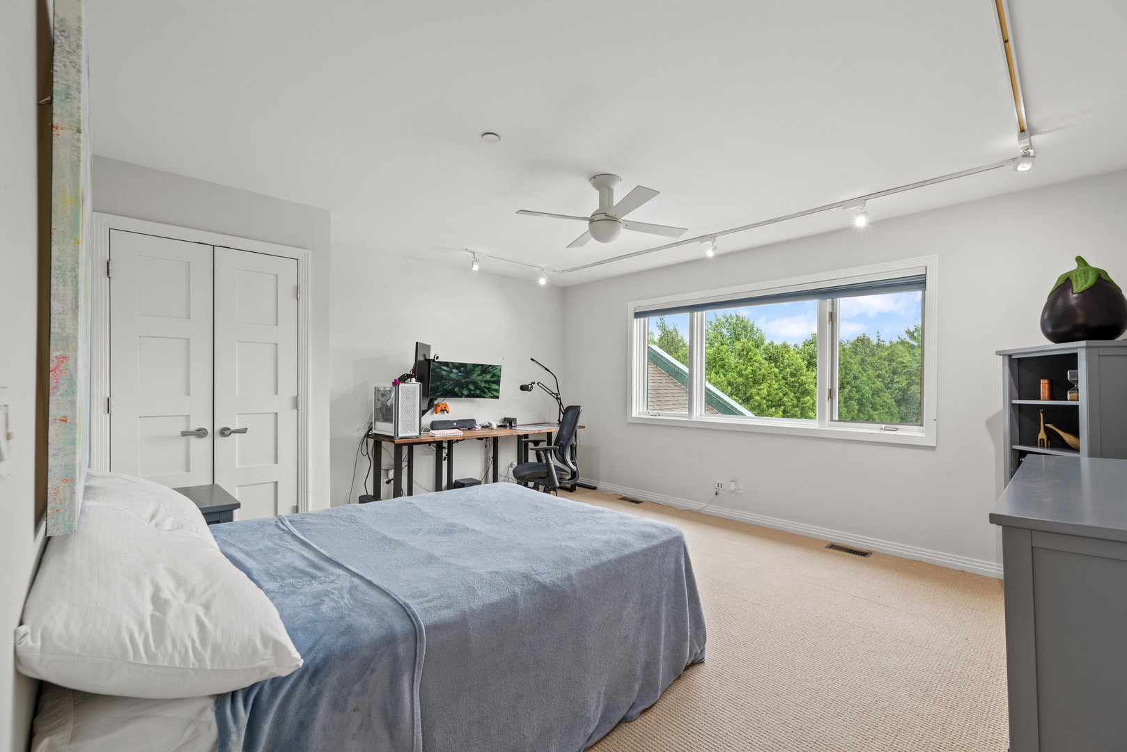 780 Bob-O-Link Road Highland Park, IL 60035 - Photo 29 of 50 a bedroom with a bed and a large window