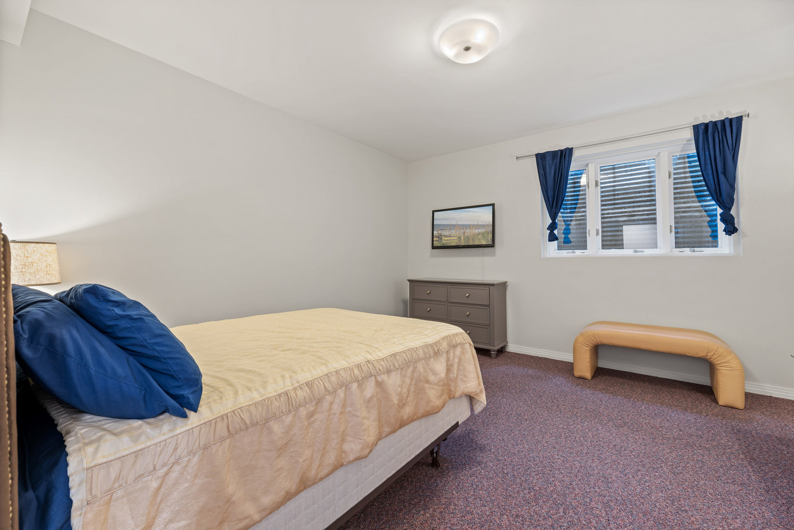 780 Bob-O-Link Road Highland Park, IL 60035 - Photo 36 of 50 a bedroom with a bed and a couch