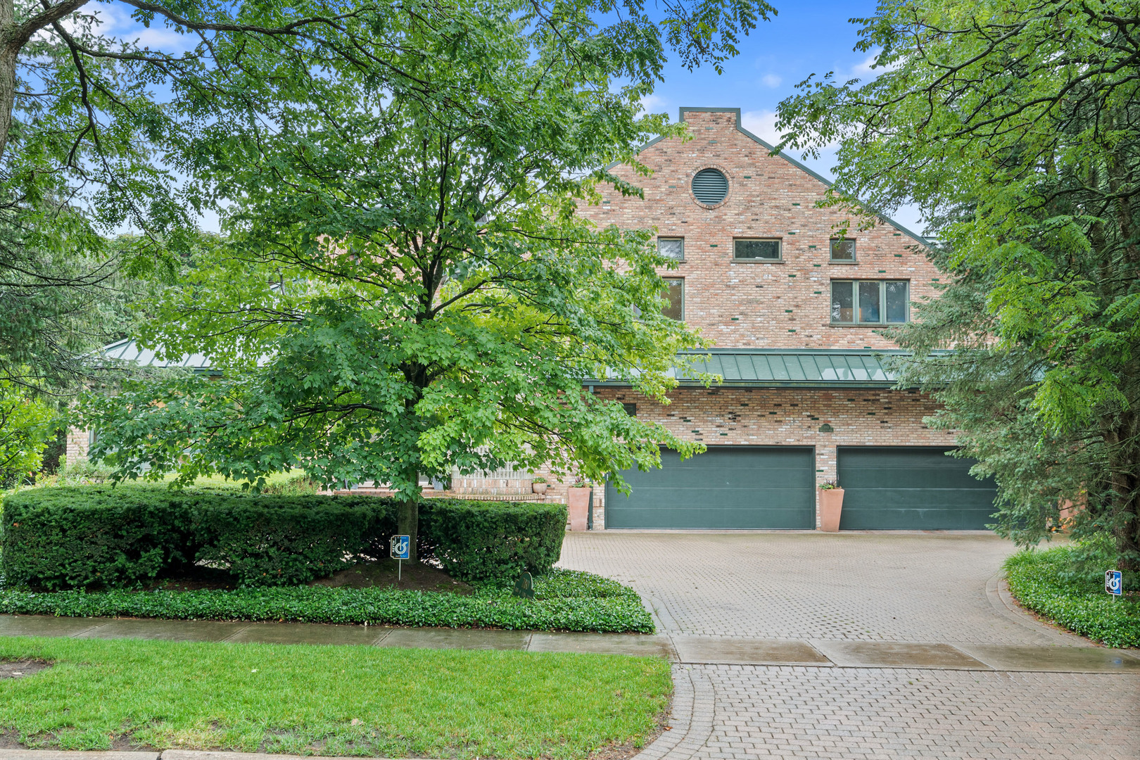 780 Bob-O-Link Road Highland Park, IL 60035 - Photo 45 of 50 a front view of a house with a yard
