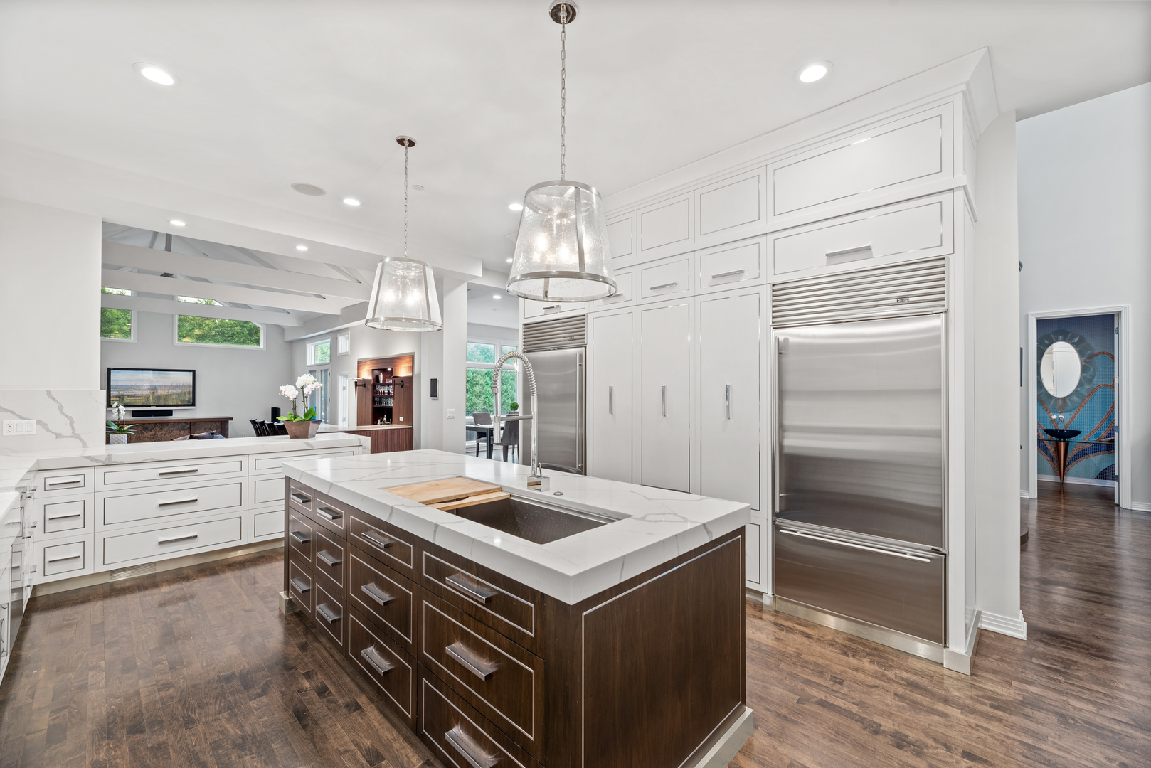 780 Bob-O-Link Road Highland Park, IL 60035 - Photo 7 of 50 a kitchen that has a lot of cabinets in it