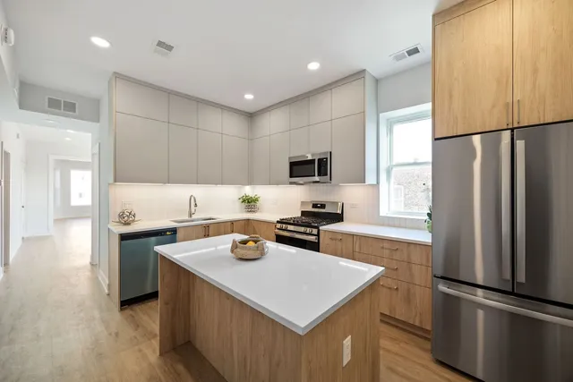 $3,000 | 2741 West Belmont Avenue, Unit 1, Chicago, IL 60618