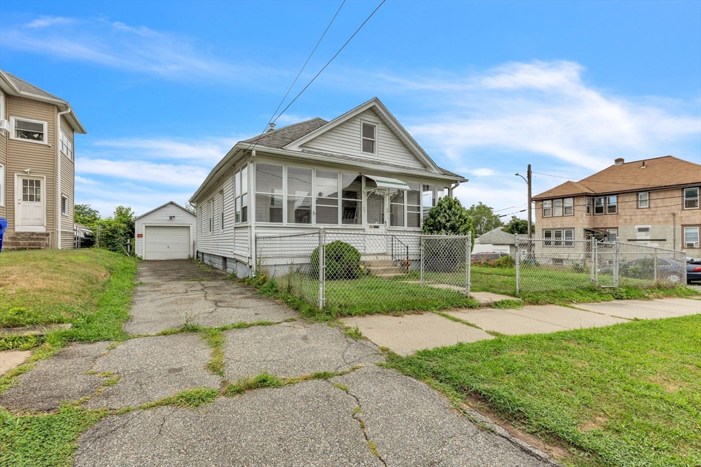 96 Lyons Street Springfield, MA 01151 - Photo 3 of 34