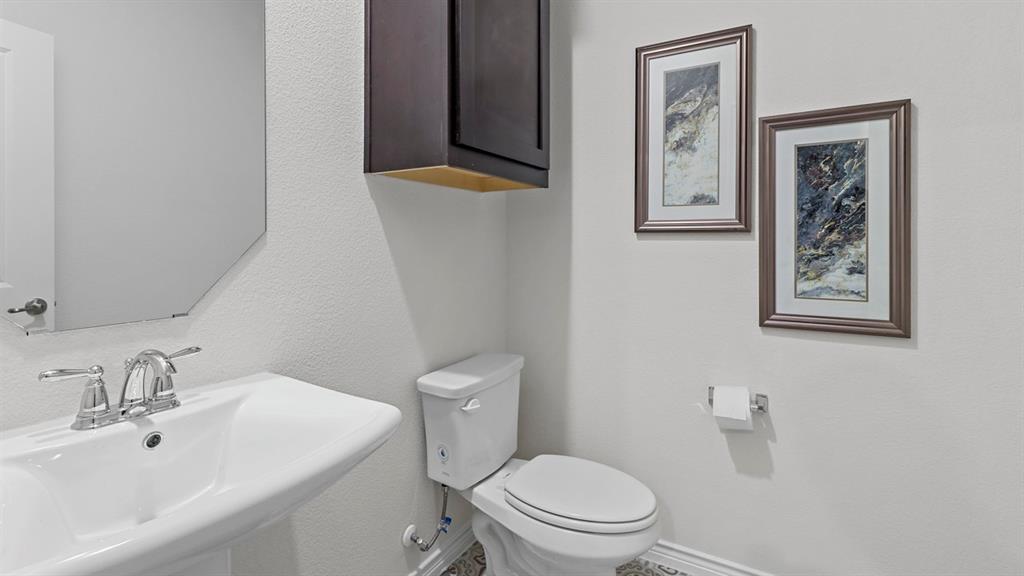 2000 Foggy Wds Lane Anna, TX 75409 - Photo 37 of 40 a bathroom with a toilet sink and mirror