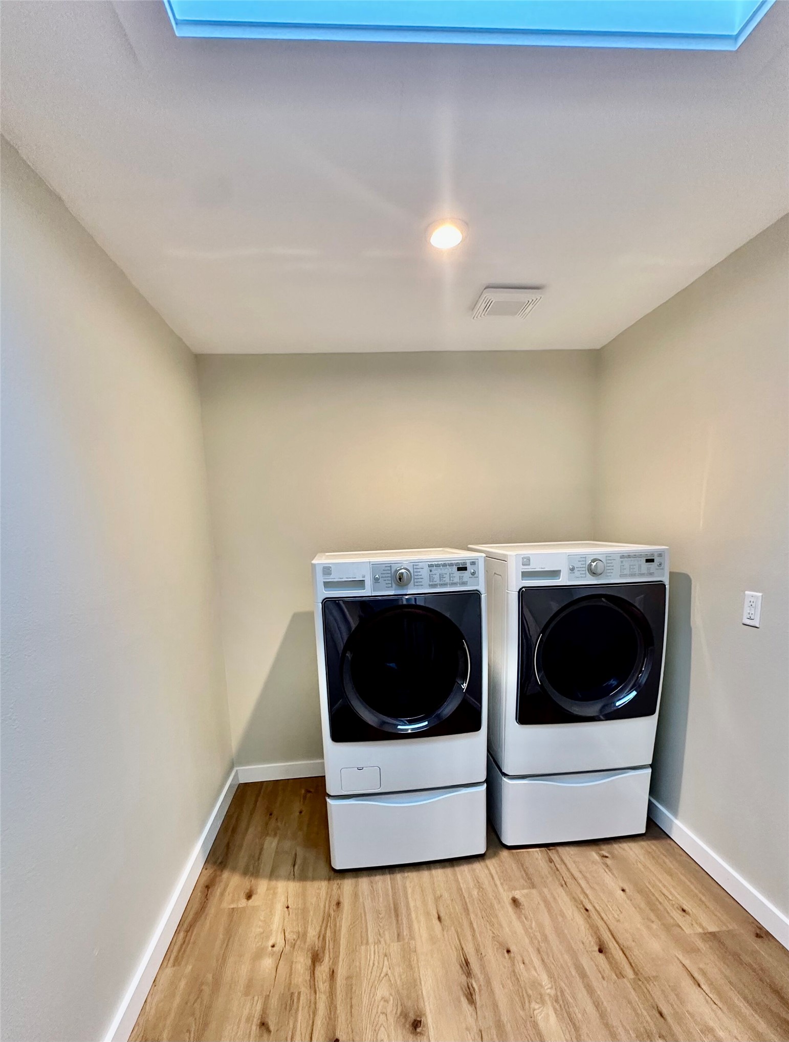8111 Middle Court Austin, TX 78759 - Photo 30 of 38 Laundry room featuring a skylight. Electric W/D.