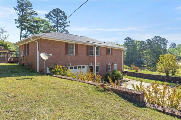 a view of a house with a yard