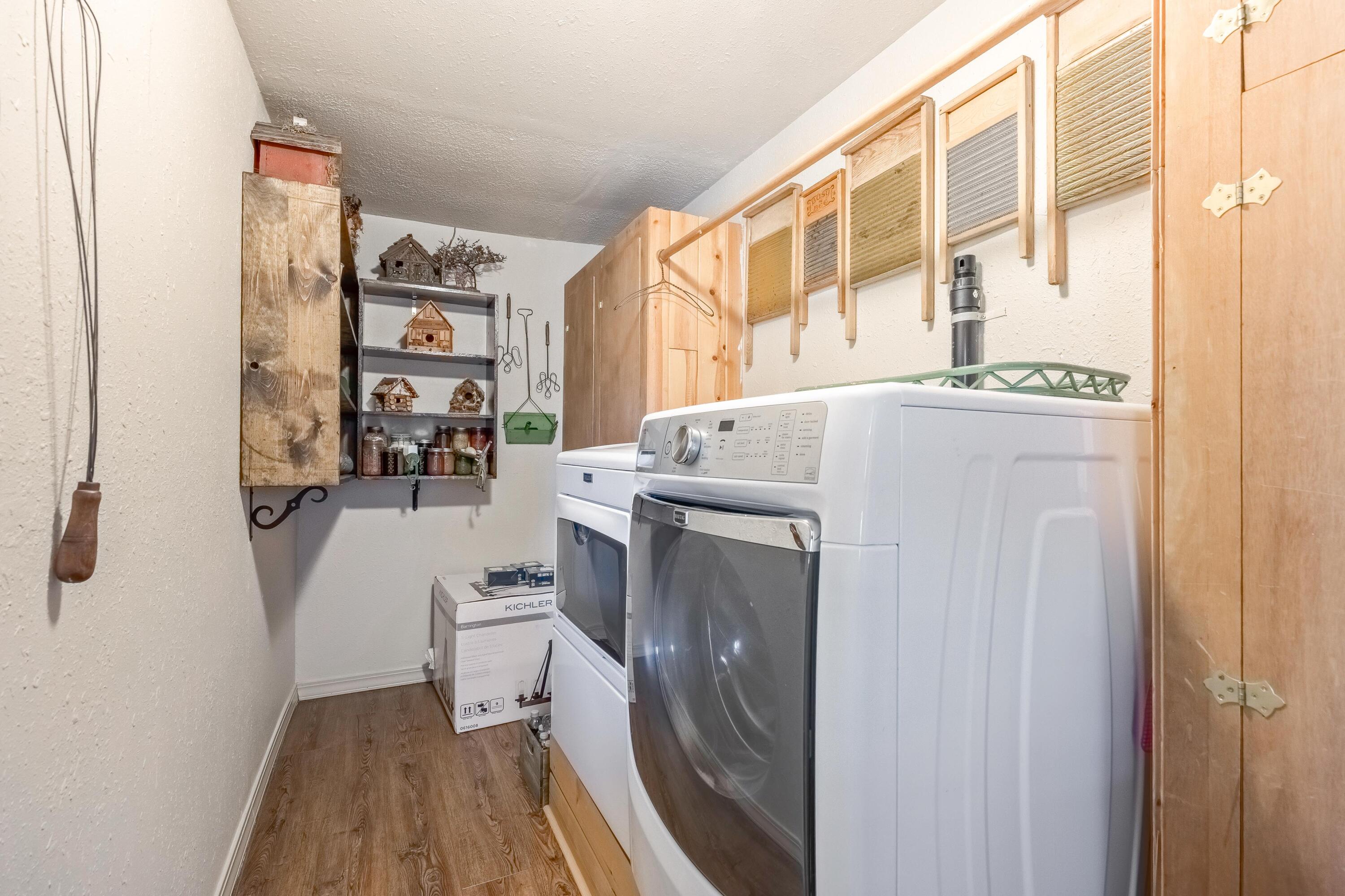25887 Weberg Road Paulina, OR 97751 - Photo 18 of 46 a utility room with dryer and washer