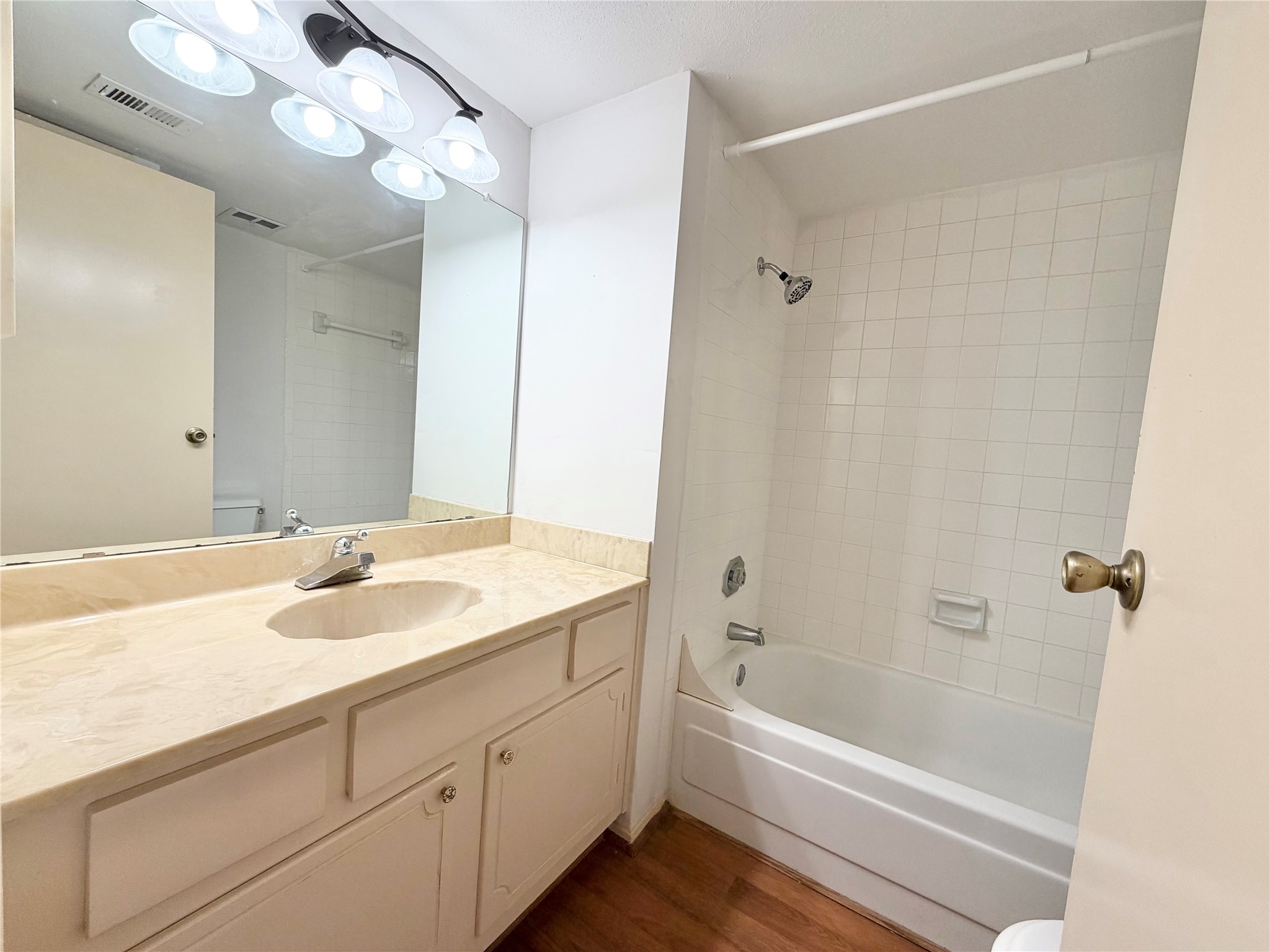 14555 Wunderlich Drive, Unit 2602 Houston, TX 77069 - Photo 23 of 30 Secondary full bathroom