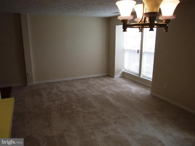 411 Palmspring Drive Gaithersburg, MD 20878 - Photo 5 of 18 Living Room