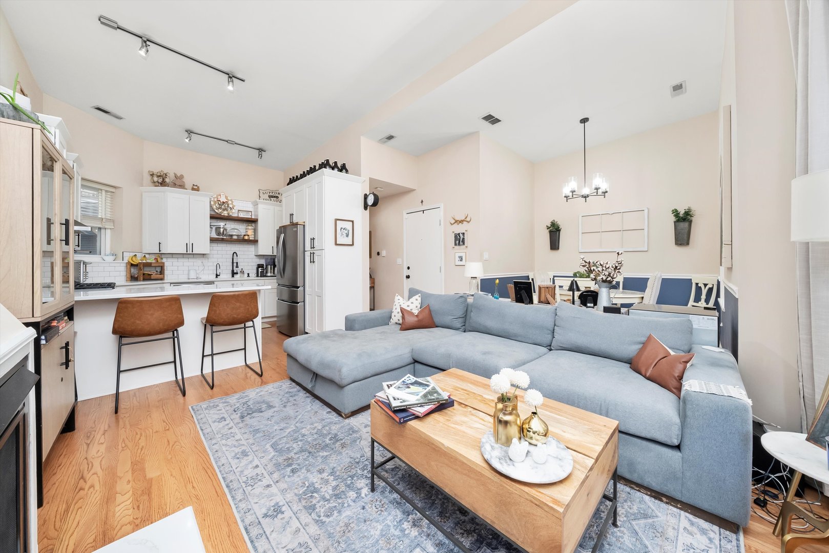 2839 North Burling Street, Unit 3N Chicago, IL 60657 - Photo 8 of 32 a living room with stainless steel appliances kitchen island granite countertop furniture and a couch