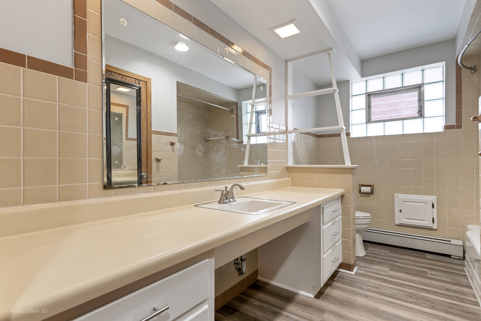 10900 Rutherford Avenue Worth, IL 60482 - Photo 19 of 21 a bathroom with a sink a large mirror and a bathtub