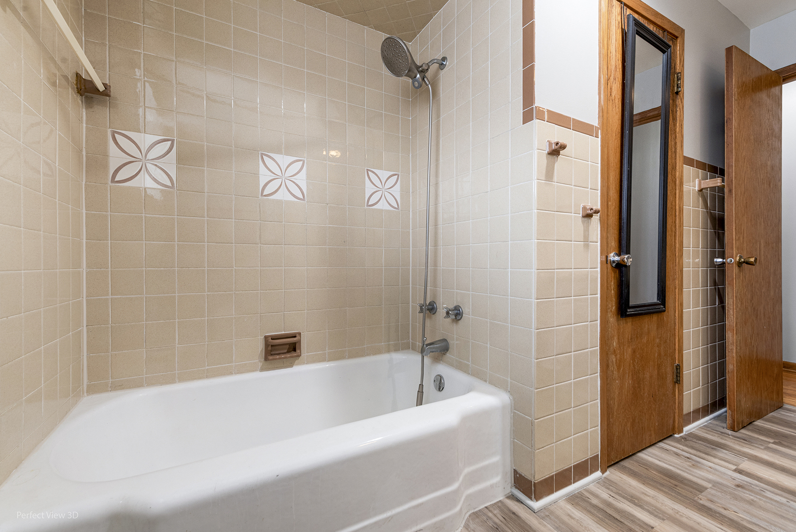 10900 Rutherford Avenue Worth, IL 60482 - Photo 20 of 21 a bathroom with a bathtub and a shower