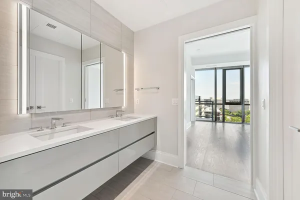 a en suite bathroom with a double vanity sink and mirror