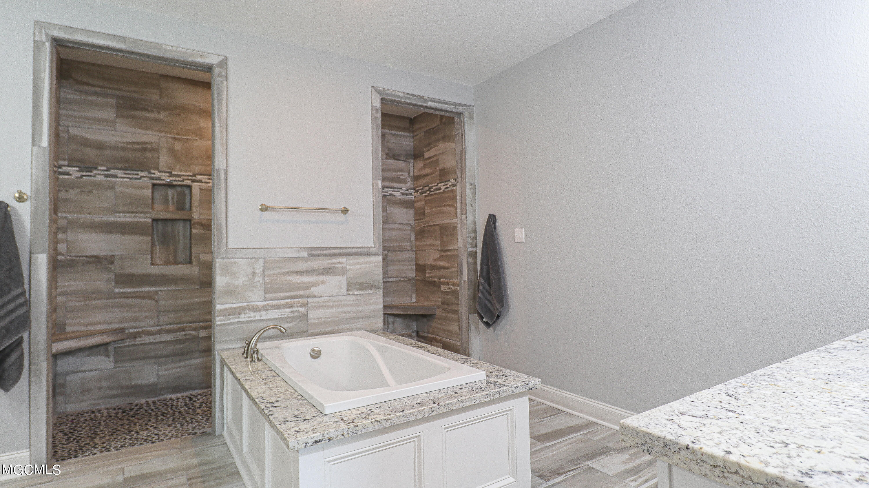 7911 Park Road Biloxi, MS 39532 - Photo 14 of 30 owners bathroom