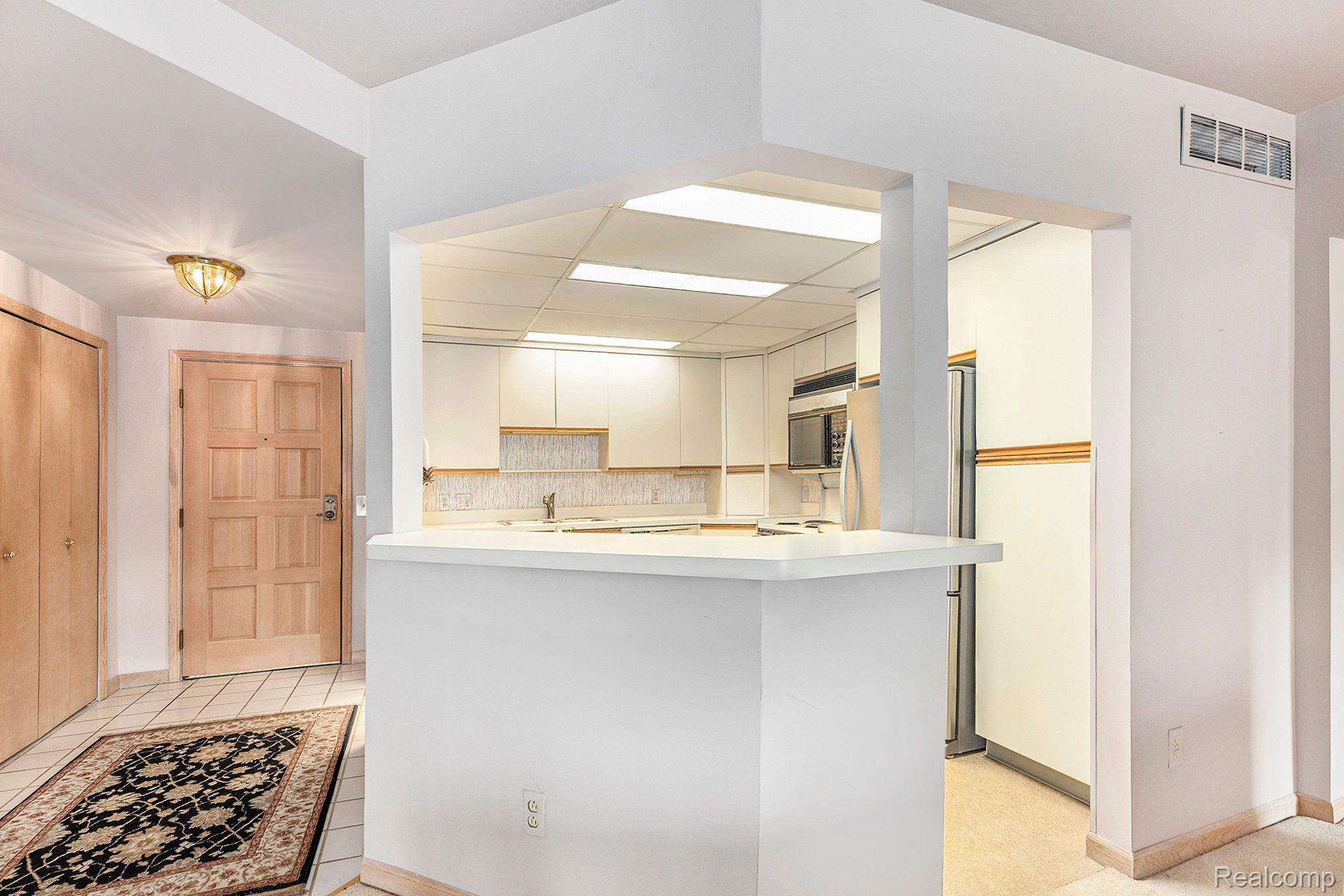 969 GreenView Court, Unit 43 Rochester, MI 48307 - Photo 6 of 16 Gallery Image 6