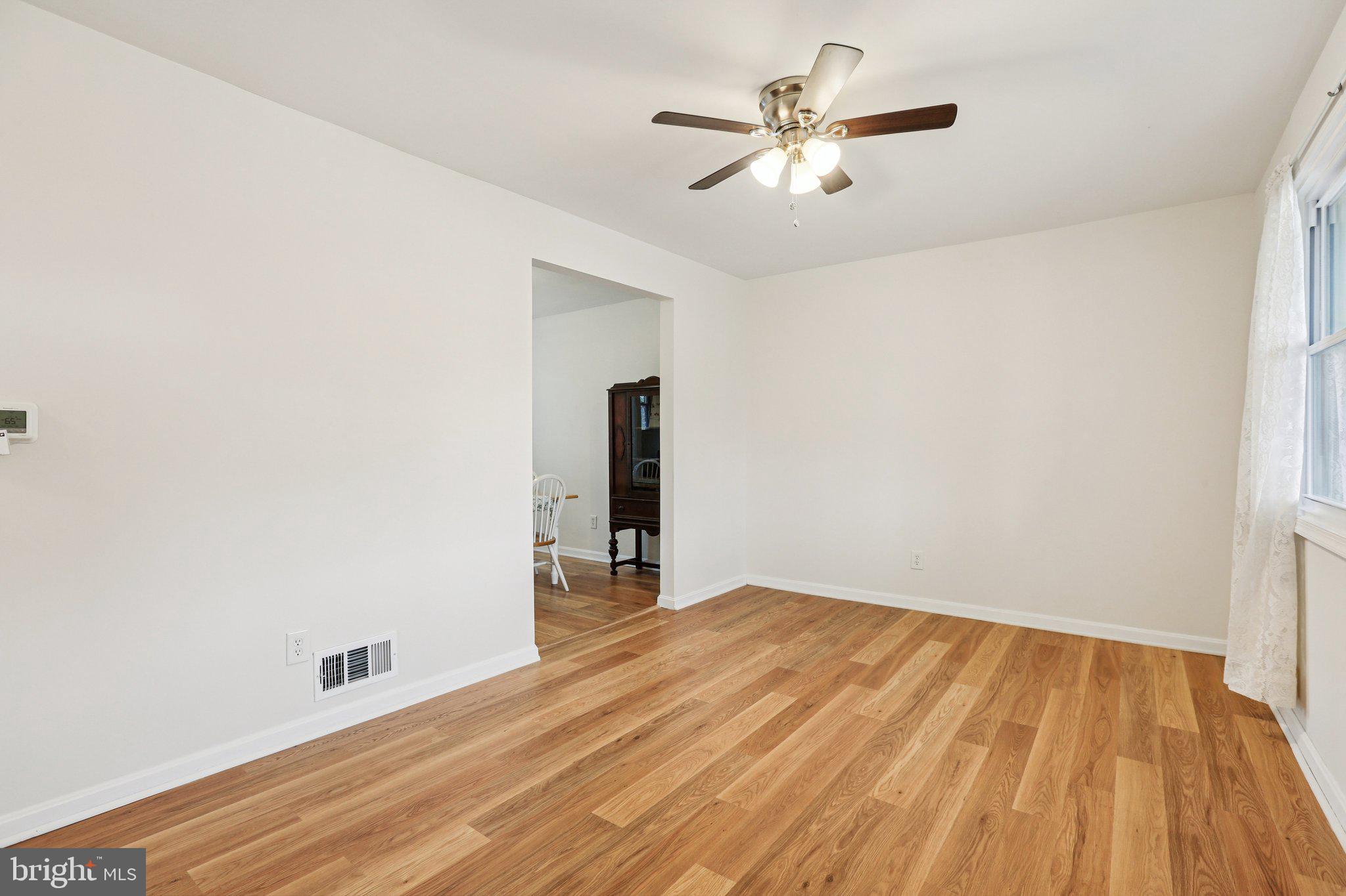 4714 Hellwig Road Baltimore, MD 21206 - Photo 5 of 26 Living Room
