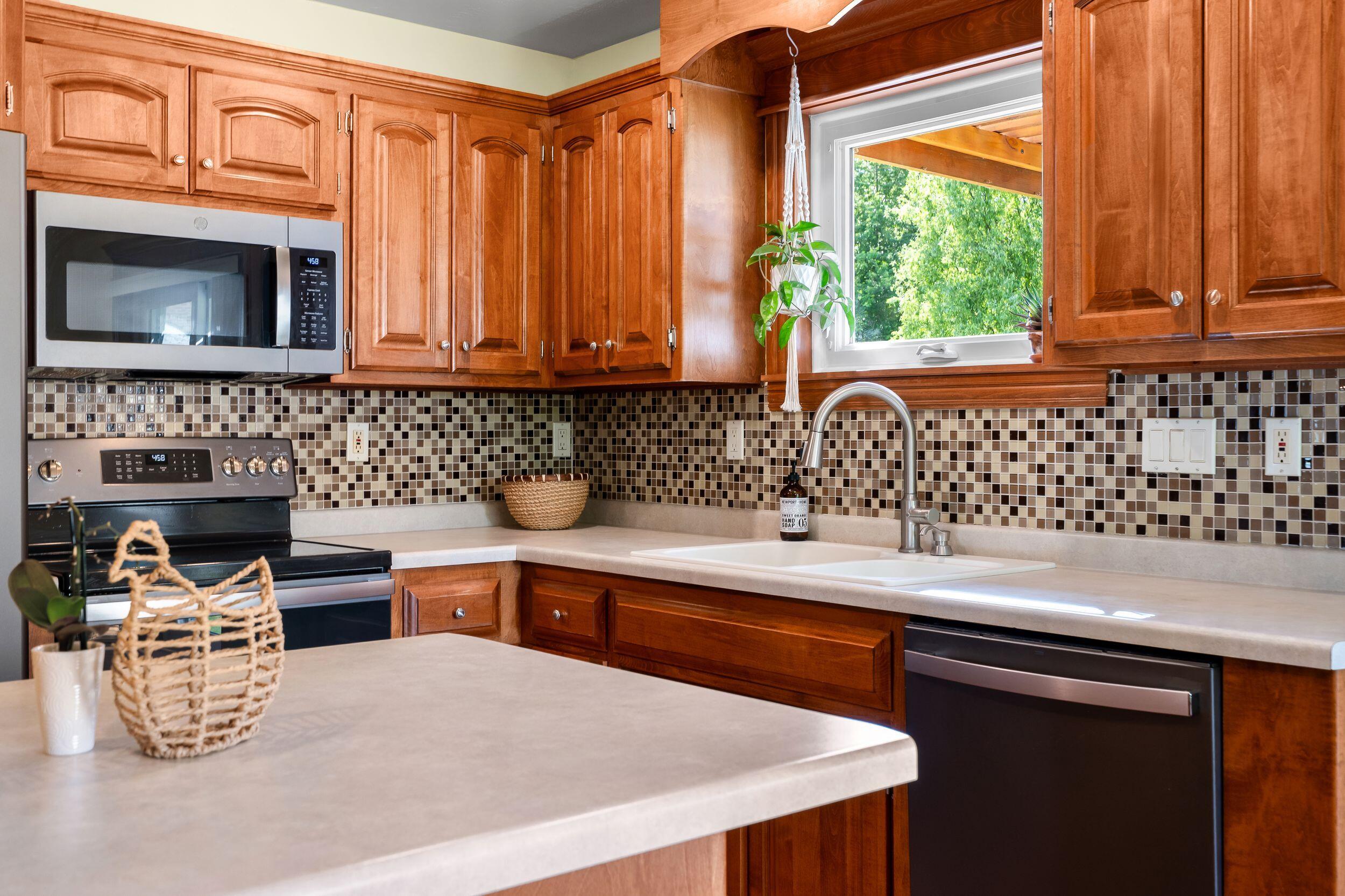 4501 North Stonebridge Court Appleton, WI 54913 - Photo 10 of 47 Kitchen