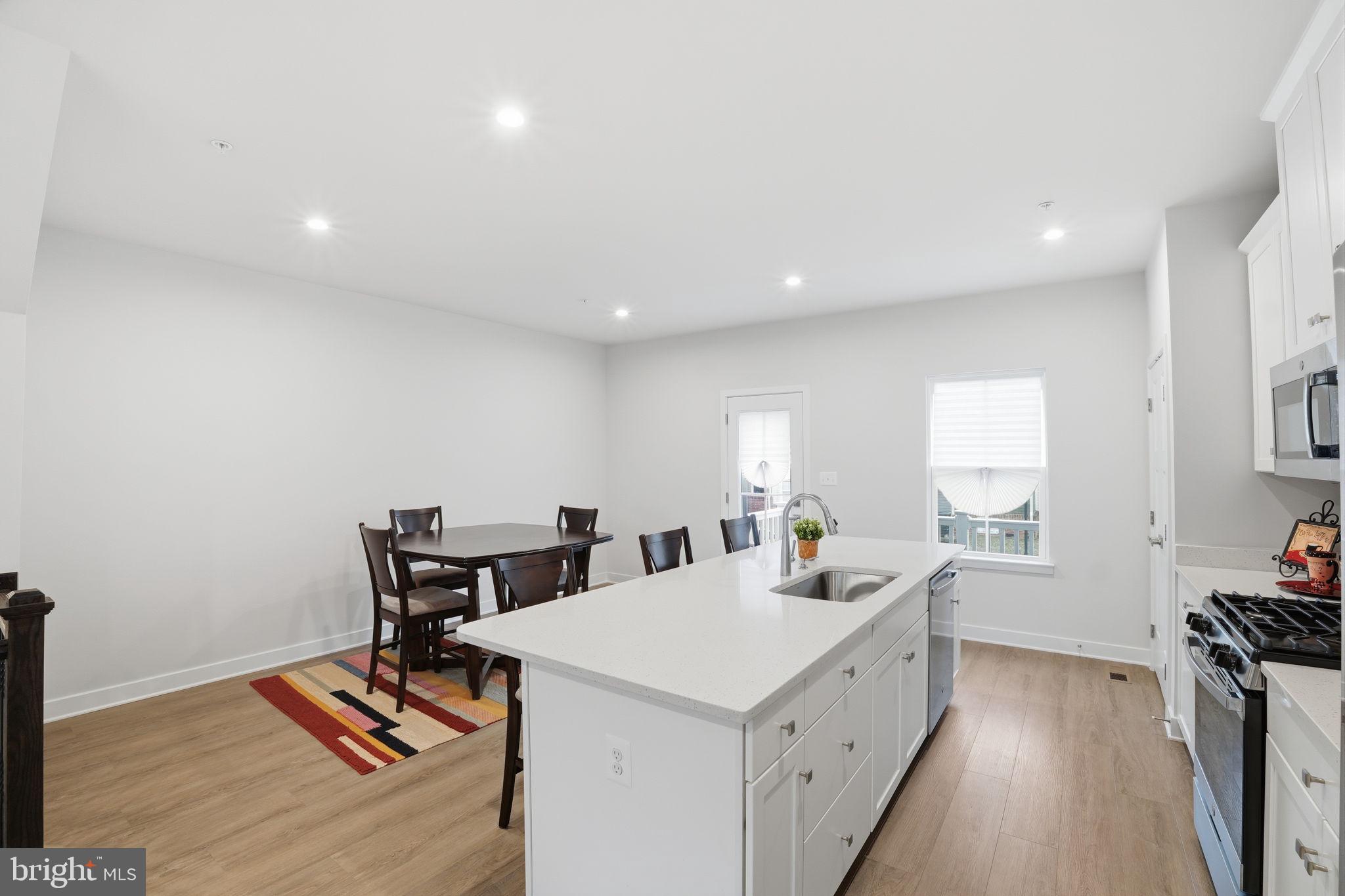 8437 Hamlin Street Lanham, MD 20706 - Photo 5 of 34 Kitchen & dining
