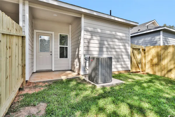 $1,600 | 496 Golden Street, Unit A, Willis, TX 77378