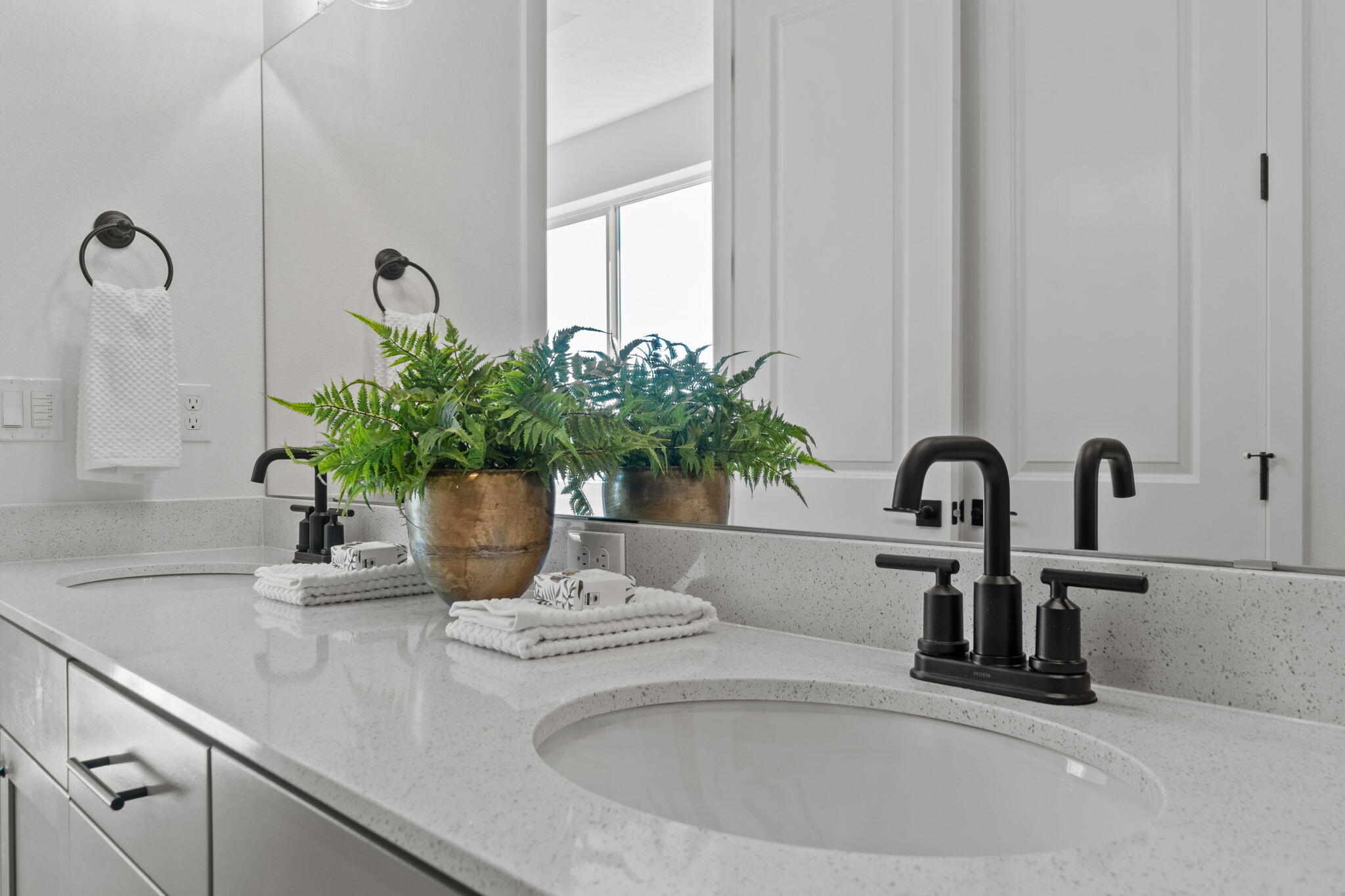 2853 Northeast Wells Acres Road, Unit 15 Bend, OR 97701 - Photo 20 of 28 Guest/hall full bath