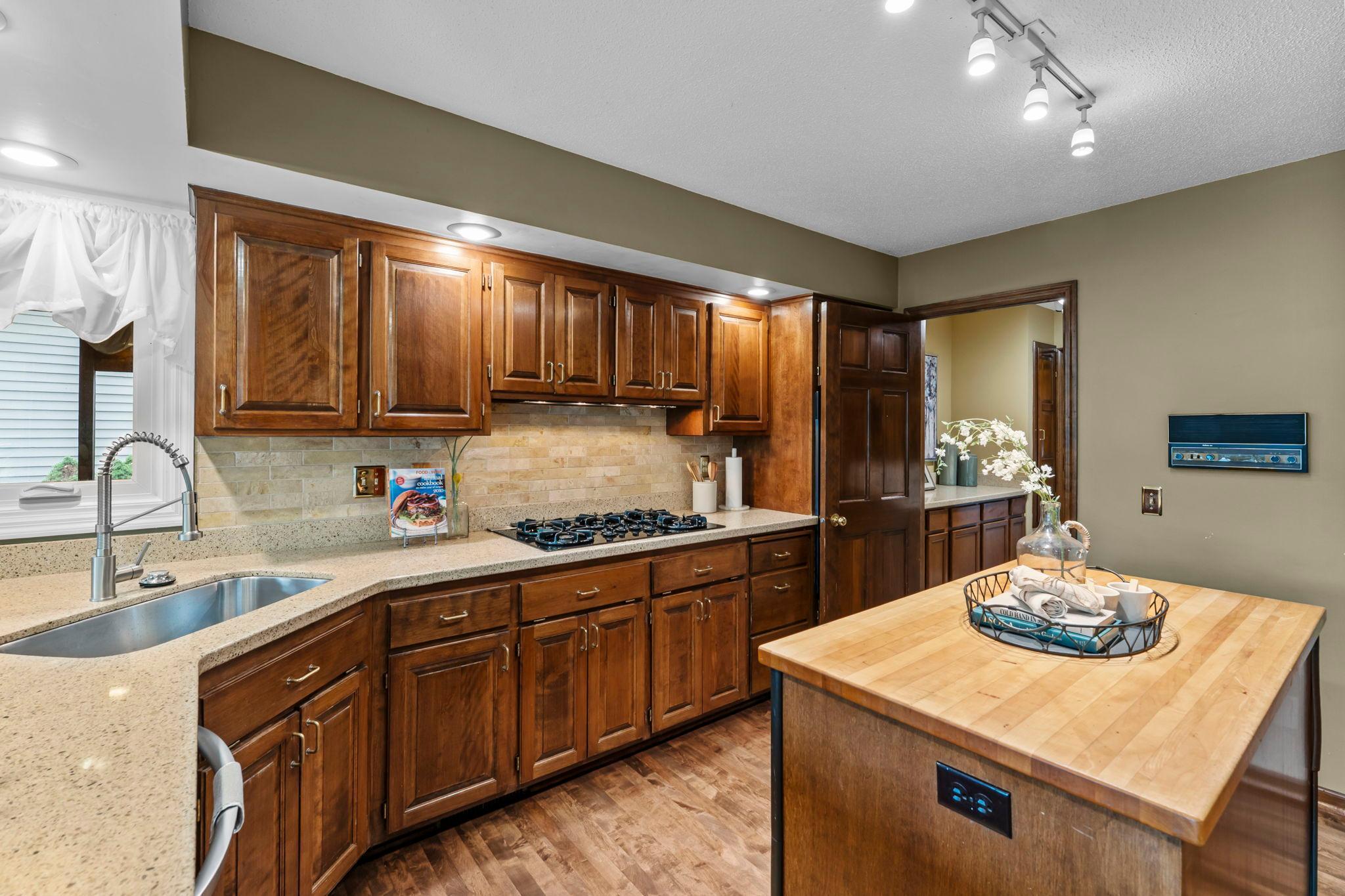 8611 Chalet Road Bloomington, MN 55438 - Photo 10 of 33 Gallery Image 10