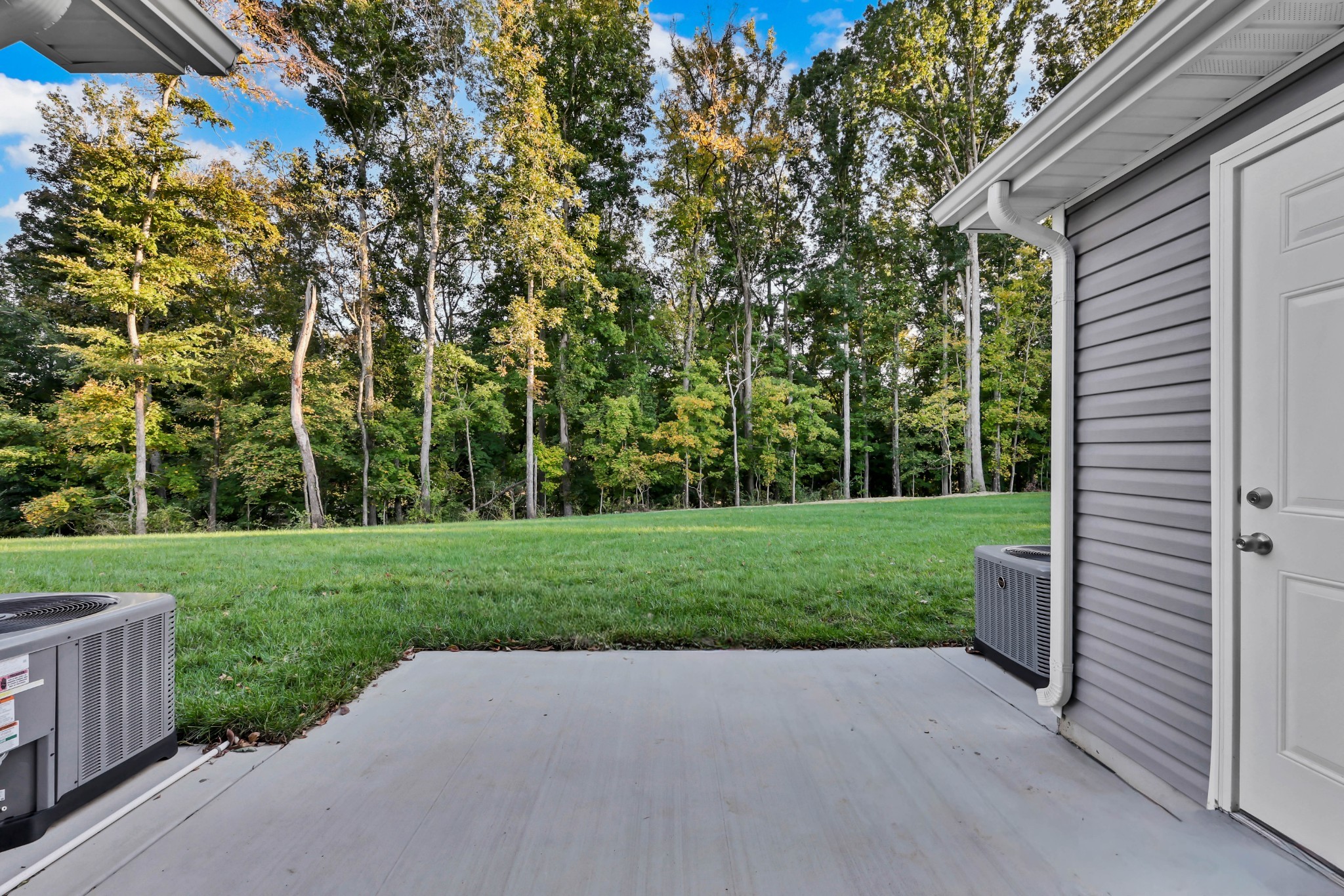131 Quarry Point Drive, Unit C131 Clarksville, TN 37043 - Photo 19 of 33 a view of a garden with trees
