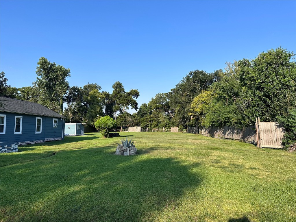 4211 Kashmere Street Houston, TX 77026 - Photo 2 of 2 a view of a volley ball court
