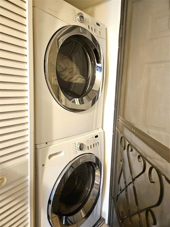 10601 Northwest 11th Street, Unit 10601 Hollywood, FL 33026 - Photo 3 of 9 a utility room with dryer and washer