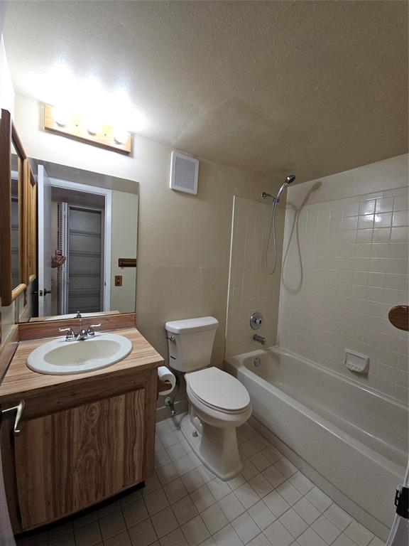 10601 Northwest 11th Street, Unit 10601 Hollywood, FL 33026 - Photo 7 of 9 a bathroom with a sink a toilet and a bathtub